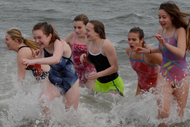 Swimmers Julia Monz, Amanda Kenn, Margeaux Fortin, Margaret Strehle,Thea Bruggerman, and Maiya Neilson running out of the freezing cold water. 
