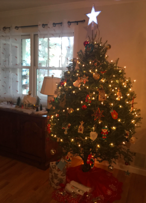 Christmas+tree+and+decor+at+the+authors+household.