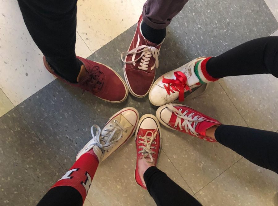 Students+Harry+Hull%2C+Nick+DeSilva%2C+Caroline+Johannes%2C+Beth+Lane%2C+Avery+OConnor+and+Claire+Haney+show+off+their+Hingham-inspired+footwear+choices.