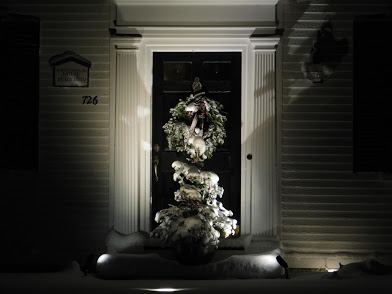 Almost every doorway along Main Street had a wreath displayed. Simple, but none the less, beautiful, and a great show of Christmas spirit.