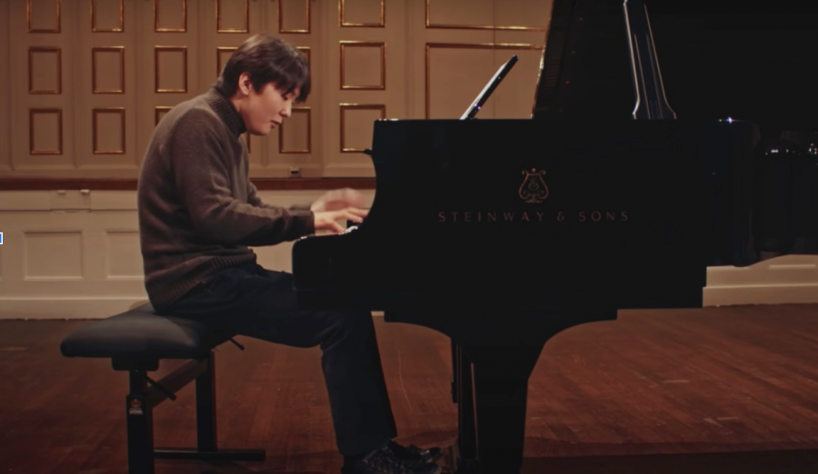 At only 26 years old, performer Seong-Jin Cho has already won numerous awards for his piano-playing. Here seen playing Mozarts Allegro in D Major, he lends beautiful expression to the newly-released piece.