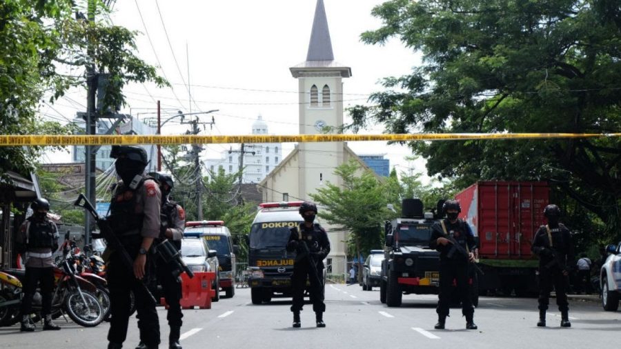Police+officers+protect+the+Sacred+Heart+of+Jesus+Cathedral+after+the+suicide+bombing+in+Makassar.