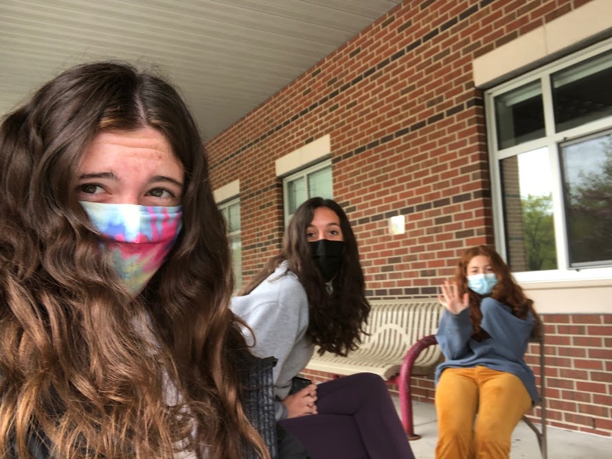 Juniors Delaney Coppola, Mila Ranocha and Cara Chiappinelli enjoy lunch outside even during the rain. As the new schedule changes more students will partake in eating lunch outside.