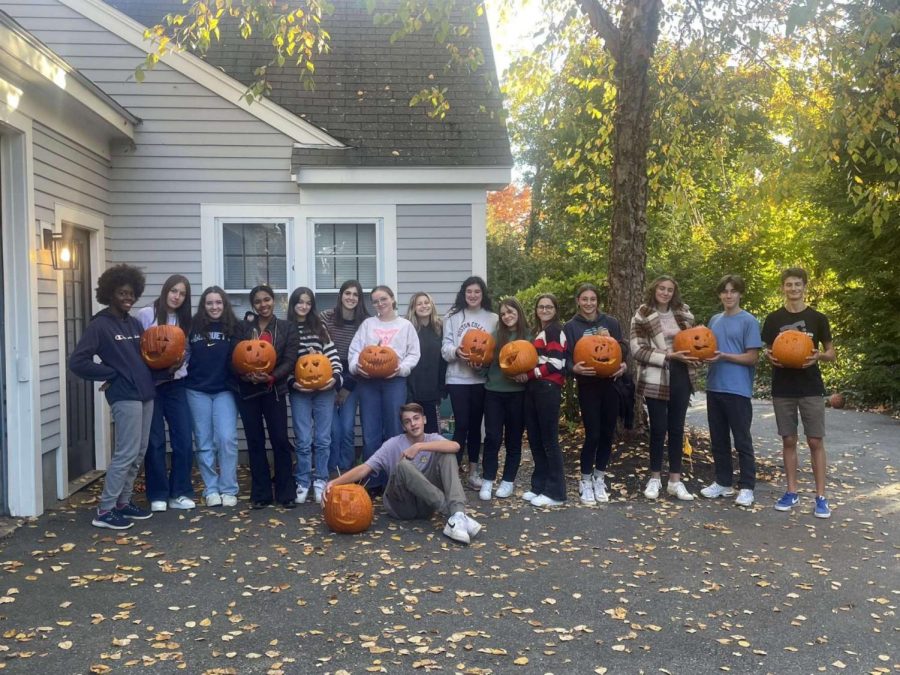 French+exchange+students+and+their+Hingham+hosts+pose+with+their+jack-o-lanterns.