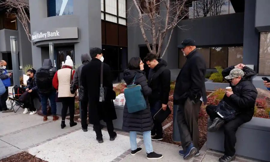 People line up outside of Silicon Valley Bank Headquarters in Santa Clara, California in hopes to take out their deposits.