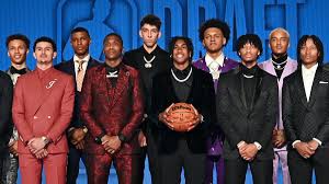 The 2022 NBA draftees gather together for a picture after discovering who they have been drafted too.  (John Minchillo / The Associated Press)