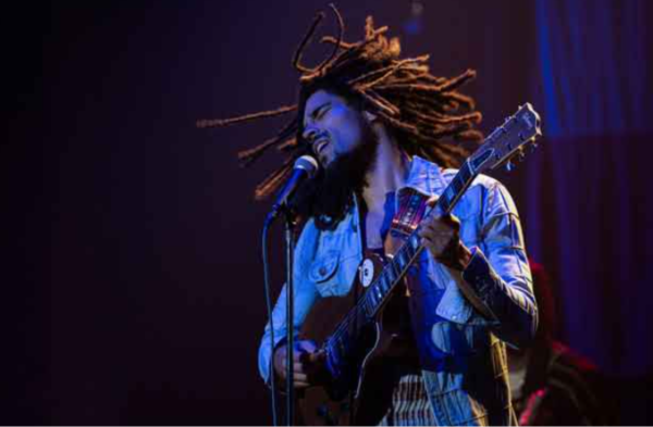 (Above) Bob Marley (Kingsley Ben-Adir) passionately plays a packed concert concert venue for fans (Photo Credit: Paramount Pictures)