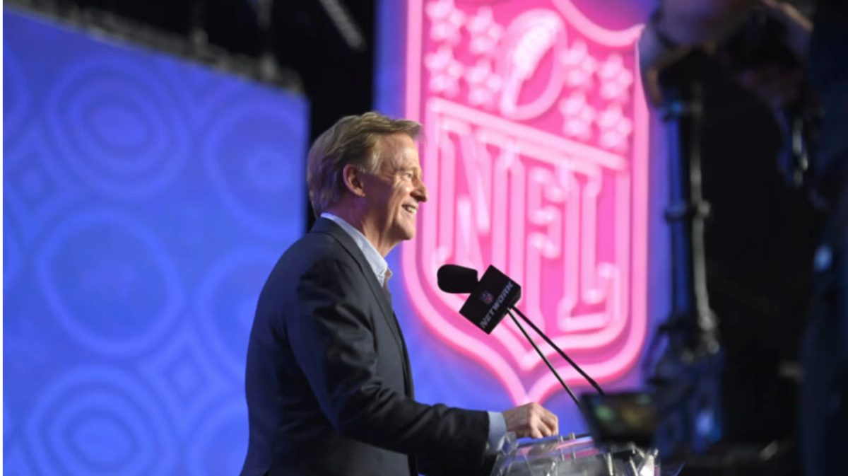 NFL commissioner Roger Goodell prepares to reveal a draft pick during the 2022 NFL draft. (Photo by David Becker/Getty Images) 
