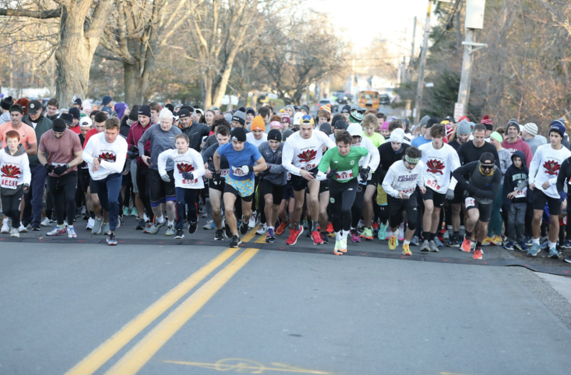 Runners starting the Hingham Turkey Trot