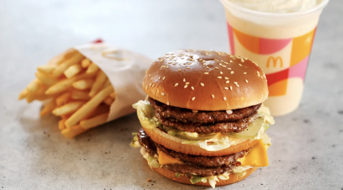 A typical American meal: burger, fries and soda.