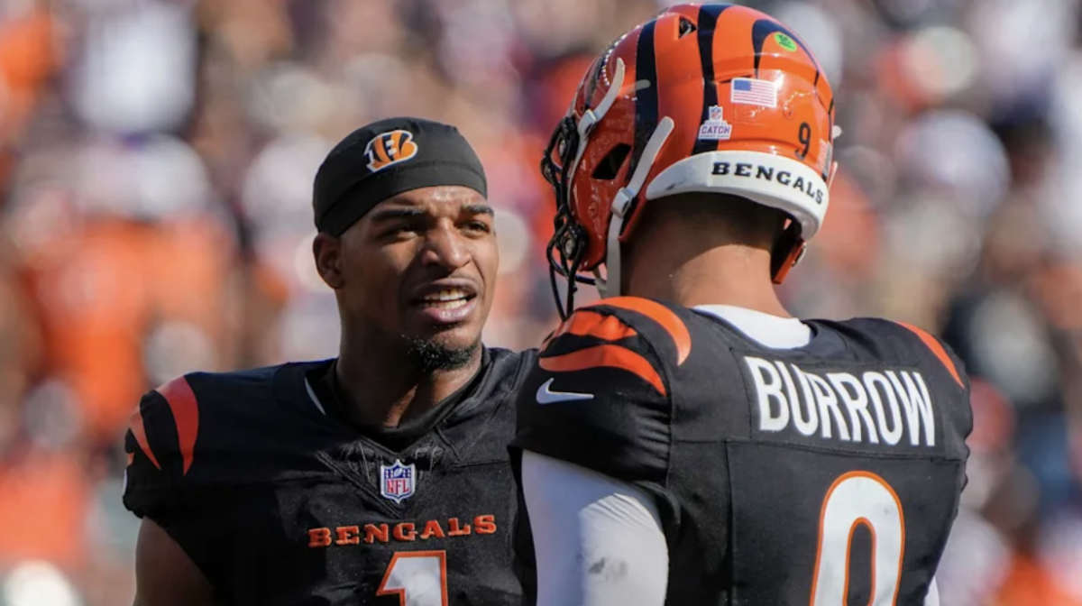 Bengals wide receiver Ja’Marr Chase (left) and quarterback Joe Burrow (right) talking during a timeout against the Baltimore Ravens.