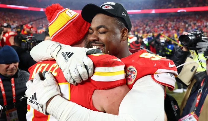 Chris Jones hugs Travis Kelce after their divisional victory against the Buffalo Bills. (Mark J. Rebilas)
