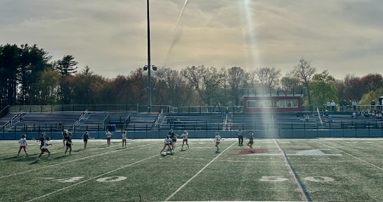 Hingham wins the draw and heads down to their end in the middle of the fourth quarter. (Photo credits: Vivien Nicholas)
