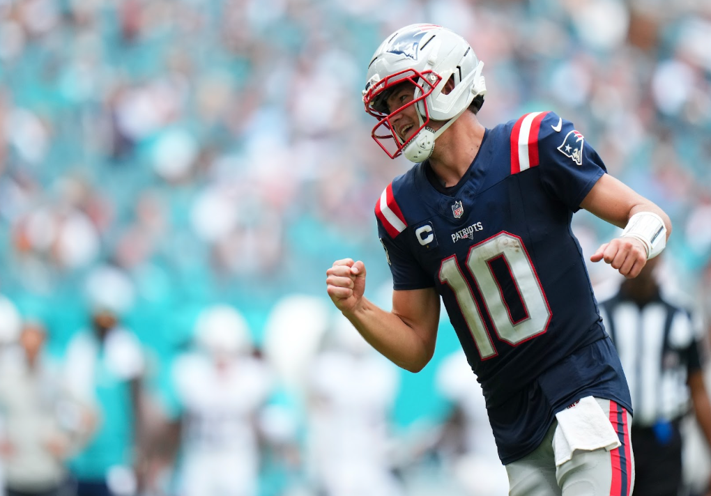 Patriots Quarterback Drake Maye (10) celebrates after completing a pass in the Patriots 33-27 win against the Miami Dolphins.
