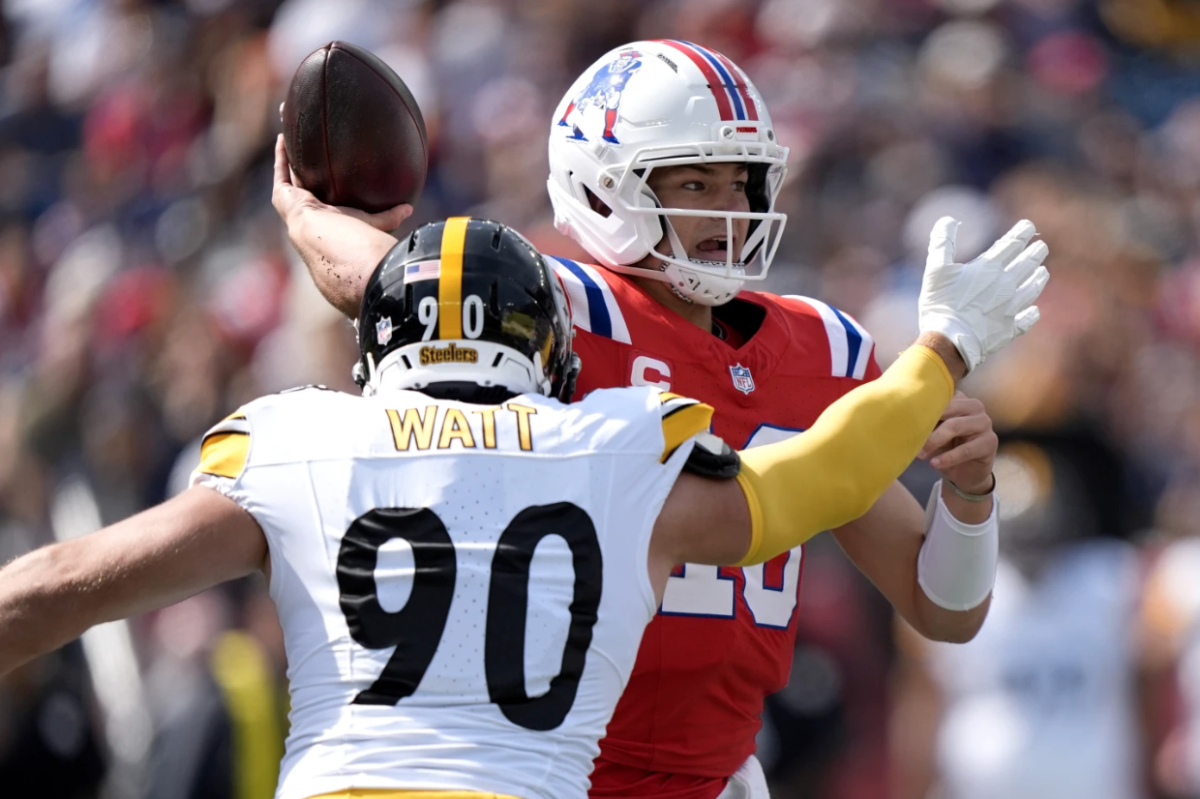 Patriots quarterback Drake Maye (10) throws as Steelers linebacker T.J. Watt (90) applies pressure in the pocket.