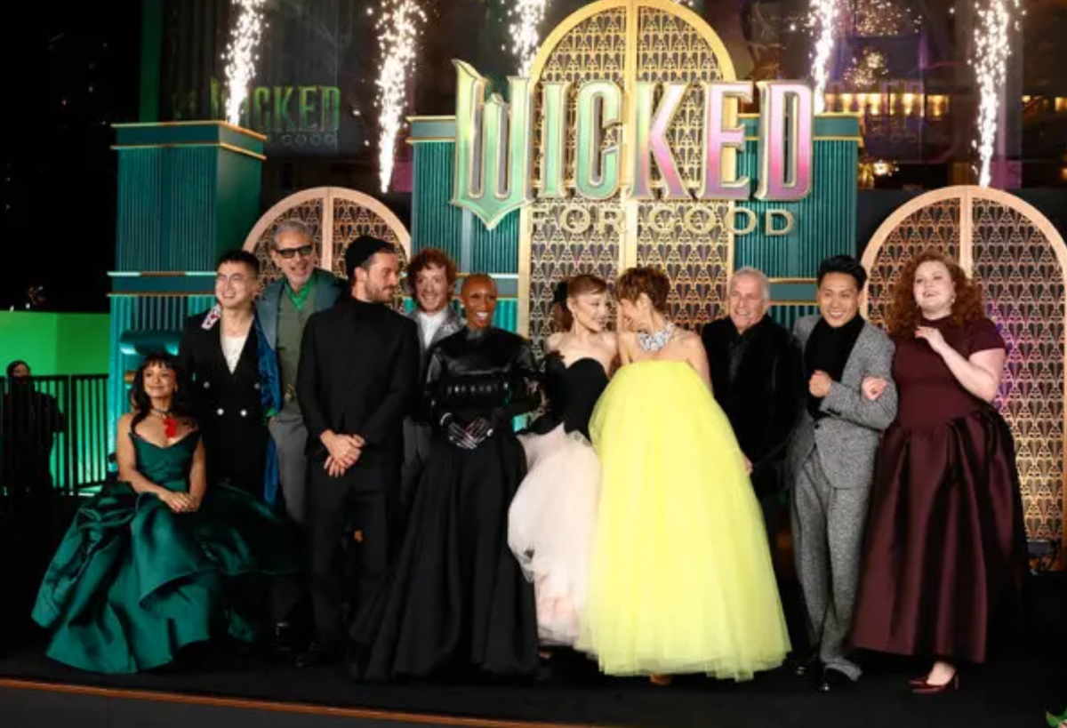 The actors and actresses of Wicked: For Good pose for the camera at their premiere.