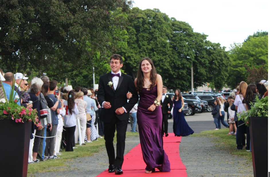 Seniors Madeleine Carpentino and Harborlight Editor-in-Chief Ethan Warhaftig make their way down the red carpet. 