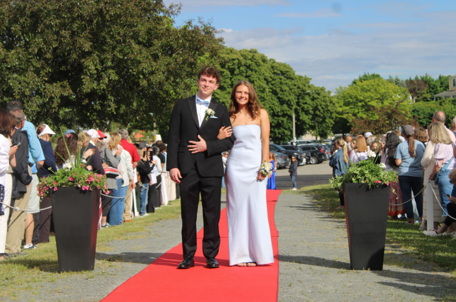 Senior Betsy Clow and Junior Oliver Ruccio walks down the red carpet during pre-prom festivities