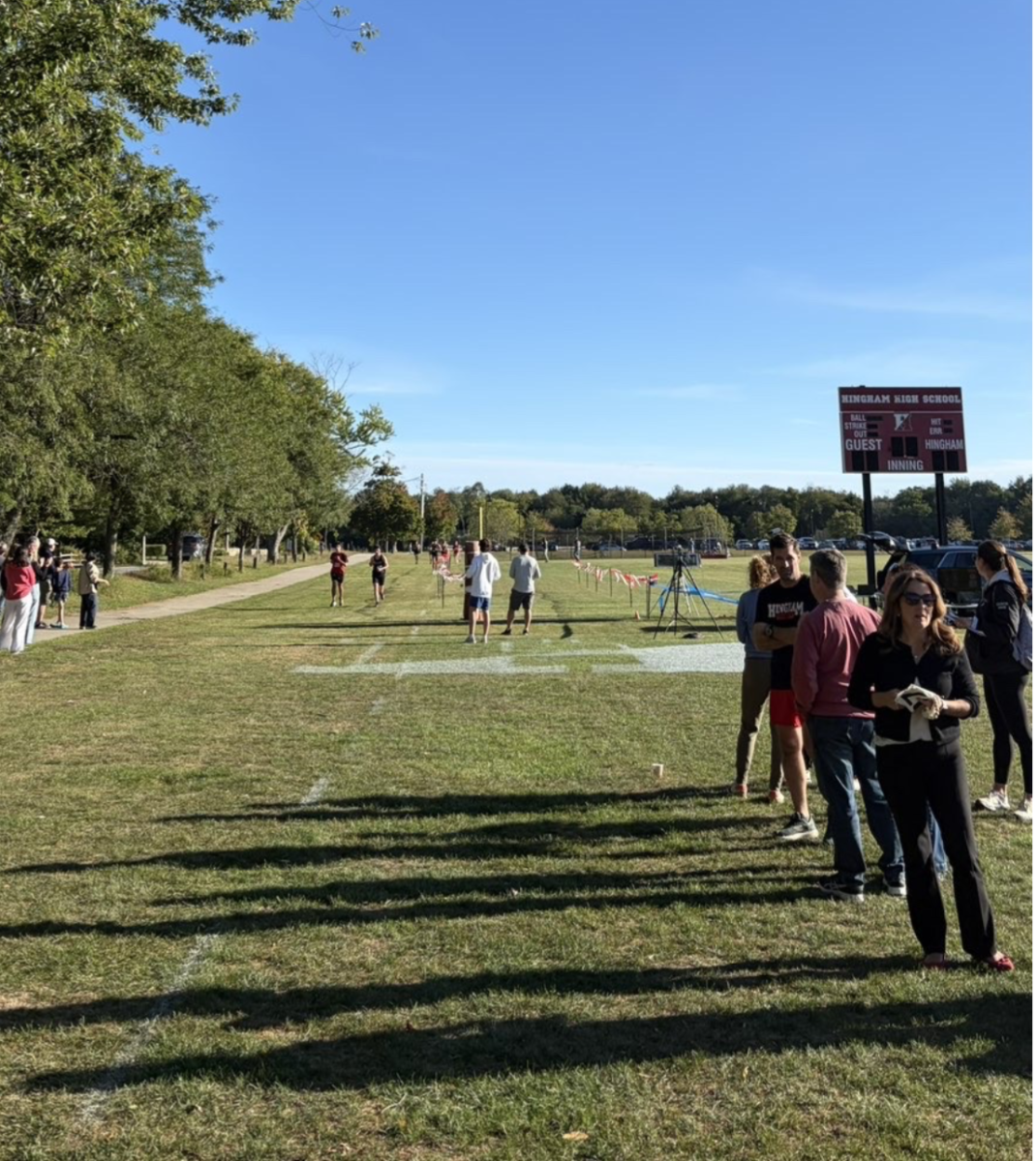 Hingham and Duxbury boys teams race on the course. (Photo by Kristi Fickes)